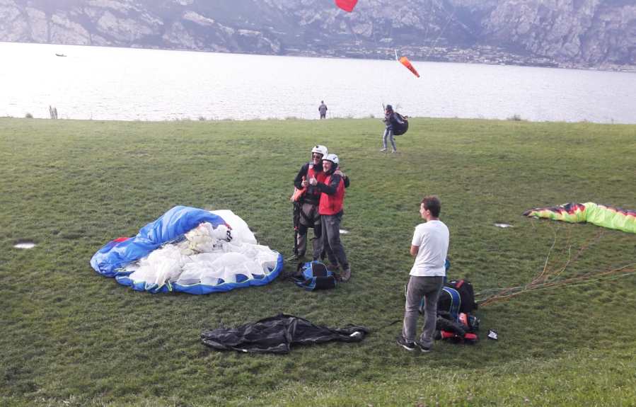 h-6 atterraggio parapendio a Malcesine.jpg h-6 atterraggio parapendio a Malcesine.jpg